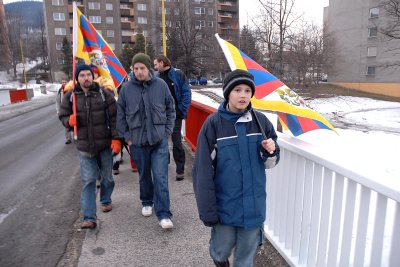 Alespoň symbolickou podporu Tibetu v jeho snahách o opětovné získání nezávislosti vyjádřila skupinka lidí, která vyrazila na Zvonkový pochod.<br/>                                                   
FOTO: DAVID MACHÁČEK
