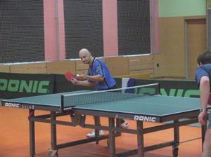 Nejlepší současný hráč kopřivnického A týmu stolních tenistů Ladislav Merenda podává v posledním vítězném duelu domácího utkání krajské soutěže proti Sedlnicím.<br/>             
FOTO: ONDŘEJ ZAPLETAL
