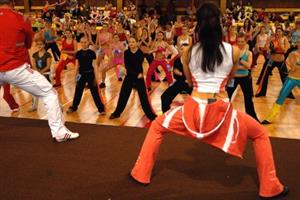 Úřadující missky předcvičují kategorii miss aerobik kadet na třetím oblastním kole celorepublikové soutěže v hale ZŠ Emila Zátopka.<br/>                                                              
FOTO: DAVID MACHÁČEK
