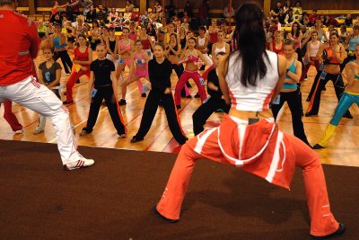 Úřadující missky předcvičují kategorii miss aerobik kadet na třetím oblastním kole celorepublikové soutěže v hale ZŠ Emila Zátopka.<br/>                                                              
FOTO: DAVID MACHÁČEK
