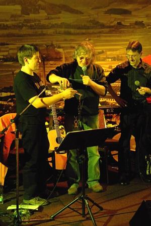 Česko-irská kapela The Bottlewash Band pokřtila v Kopřivnici novou desku. Potřísněnou irskou whisky ji do světa poslal kmotr Jan Hrubý.<br/>
FOTO: DAVID MACHÁČEK
