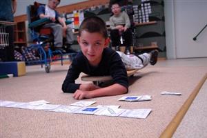 Jedenáctiletý pohybově postižený Patrik je jedním z dětí, kterému používání speciálního skateboardu pomáhá, ale také jej velmi baví.<br/>                                                                FOTO: DAVID MACHÁČEK