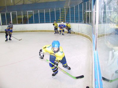 Šumperský obránce vyváží puk od vlastní brány při nedělním finálovém utkání mezinárodního hokejového turnaje. Šumperk podlehl Kopřivnici 1:2.<br/> 
FOTO: ONDŘEJ ZAPLETAL
