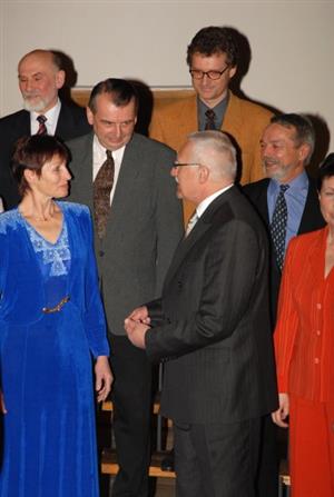 Jaroslav Ponec v rozhovoru s prezidentem Václavem Klausem. Ředitel zdejší vyšší a střední školy byl  minulý týden dvakrát oceněn za svou práci, jednou přímo hlavou státu.<br/>  
FOTO: DAVID MACHÁČEK
