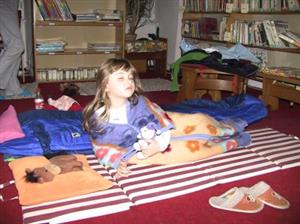 Nejmladší účastnice Noci s Andersenem se v příborské knihovně ukládala k spánku oproti ostatním s výrazným předstihem.<br/>                                                                
FOTO: Ilona Hoffmannová
