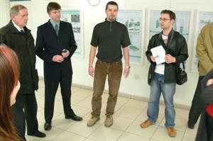 V pondělí byla na chodbě ke kinu zahájena výstava návrhů parkových úprav centra města a průmyslové zóny. Lidé je mohou vidět až do 12. dubna.<br/>                                          
FOTO: DAVID MACHÁČEK
