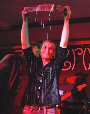 Kopřivnická Nora byla minulý pátek svědkem křestu druhé desky domácí kapely Nierika. Rozhovor nejen o albu Poison On Your Spoon čtěte na straně 4.<br/>                                   
FOTO: DAVID MACHÁČEK
