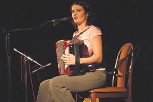 Radůza bavila svým recitálem téměř plný velký sál kulturního domu. Kromě typické harmoniky a kytary usedla i ke klavíru.<br/>                                                                            FOTO: DAVID MACHÁČEK
