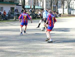 Hráči Lokomotivy Gangsters (u míče) se probíjejí obranou Křenu Frenštát v sobotním prvoligovém utkání. Lokomotiva zvítězila nad Křenem 4:1.<br/>                                       
FOTO: ONDŘEJ ZAPLETAL
