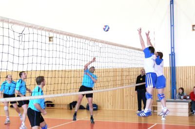 Kopřivnický smečař Roman Bajer útočí na domácí palkovický blok. V sobotním finále krajského přeboru podlehla Kopřivnice Palkovicím dvakrát 0:3.<br/>                             
FOTO: ONDŘEJ ZAPLETAL
