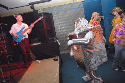 Hudba domácí kapely Limbo roztančila na letošním Noráckém plese nejen havajany, ale také androidy ze vzdálených světů.<br/>                                                                                    
FOTO: DAVID MACHÁČEK
