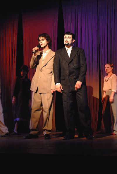 Túlavé divadlo z Bratislavy zahajovalo jubilejní dvacátý ročník svou Piano Revue. Představení v duchu Osvobozeného divadla nakonec získalo i diváckou cenu.<br/>                             
FOTO: DAVID MACHÁČEK
