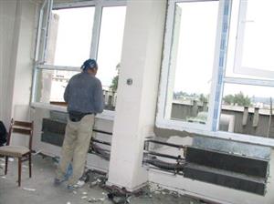 Litina z původních topných těles a hliník z vyměněných oken v bývalé správní budově Tatry neskončí na skládce. Město tento odpad prodá firmě, která ho dál zpracuje.<br/>                  
FOTO: DAVID MACHÁČEK
