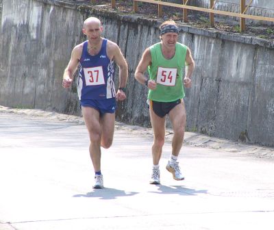 Alexandr Neuwirth (vpravo) přibíhá do cíle Štramberské desítky. Ani letos nenašel ve své kategorii přemožitele.<br/>               
FOTO: ONDŘEJ ZAPLETAL
