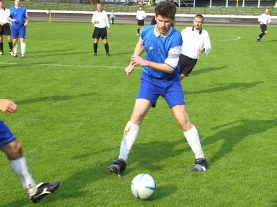 Nový kapitán kopřivnických fotbalistů Michal Buček kontroluje míč před dobíhajícím Lukášem Hajníkem při místním derby s Kotoučem Štramberk.<br/>                                                
FOTO: ONDŘEJ ZAPLETAL
