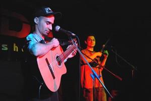 Gipsy se vedle svého spoluhráče, houslisty Vojty Lavičky, představil nejen jako rapper, ale také jako kytarista.<br/>                                                                                                       
FOTO: DAVID MACHÁČEK
