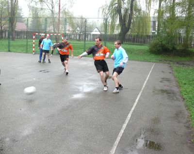 Hráči KVS Kopřivnice odehrávají míč na polovinu soupeře při nedělním utkání 2. ligy proti týmu Sokol Inter.<br/>                                                                                                  
FOTO: ONDŘEJ ZAPLETAL
