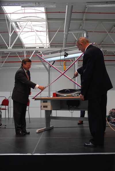 Přestřižením pásky nad symbolickým pracovištěm firmy Bang&Olufsen byla minulý přesně před týdnem oficiálně zahájena výroba luxusní elektroniky v novém závodě v Kopřivnici.<br/>  FOTO: D. MACHÁČEK