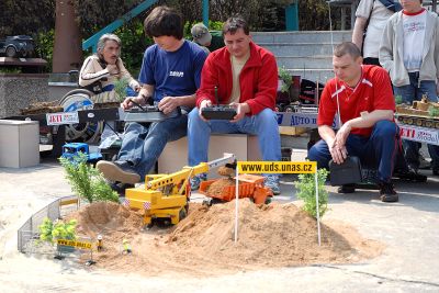 Zatímco vnitřek kulturního domu byl nabit plastikovými modely, v prostoru před ním si zase přišli na své vyznavači RC modelů.<br/>   
FOTO: DAVID MACHÁČEK
