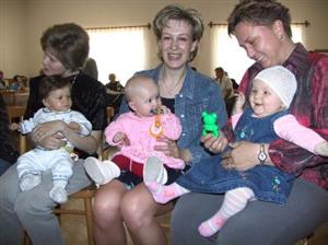 Ve Skotnici se minulou neděli vítalo najedou osm děvčátek. Viktorie, Kristýnka, Radka, Anežka, Barbora, Markéta a Andrea se narodily v loňském roce, Natálie letos v březnu.<br/>  FOTO: I. HOFFMANNOVÁ