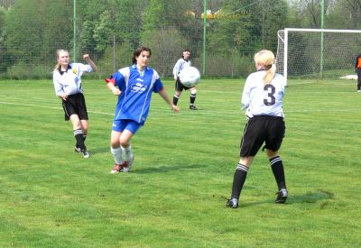 Hráčka Štramberka Zuzana Michálková se snaží vybojovat míč mezi přesilou fotbalistek z Nových Sadů při sobotním utkání 2. MSFL žen.<br/>                                                          
FOTO: ONDŘEJ ZAPLETAL
