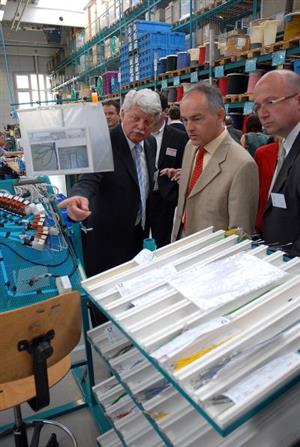 Šéf společnosti Erich Jaeger Karl-Heinz Gloe (první zleva) představuje výrobu v kopřivnickém závodě svým obchodním partnerům. Firma zde působí už rok.<br/>                                  
FOTO: DAVID MACHÁČEK
