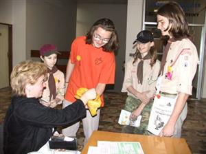 Žluté kvítky měsíčku lékařského prodávali v Kopřivnici mimo jiné i místní skauti. Každý dárce navíc získal leták nabádající k preventivnímu vyšetření rakoviny prsu.<br/>          
FOTO: ILONA HOFFMANNOVÁ
