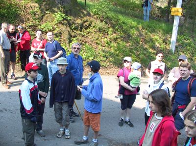 V Petřvaldíku se u příležitosti Petřvaldské šerpy sešlo sedmašedesát účastníků pochodu. Většina se na místo startu dopravila na kolech.<br/>                                                         
FOTO: Ilona HOFFMANNOVÁ
