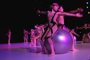 Choreografie s názvem Ball byla jednou z nejoriginálnějších, které nabídl letošní obsáhlý taneční koncert ZUŠ Zdeňka Buriana.<br/>                                                                             
FOTO: DAVID MACHÁČEK
