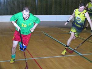 Hráč Horní Suché (vlevo) útočí na bránu rožnovského týmu v nedělním zápase o třetí příčku v turnaji Vikings Cupu. Rožnov zvítězil 3:1.<br/>                                                         
FOTO: ONDŘEJ ZAPLETAL
