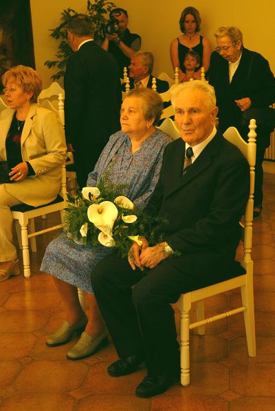 Manželé Marie a František Prašivkovi v sobotu oslavili diamantovou svatbu. Při té příležitosti si znovu na radnici řekli své ANO.<br/>
FOTO: DAVID MACHÁČEK
