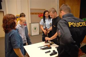 Mimo jiné i zbraně, které má Česká policie ve výzbroji, předváděli policisté minulý týden v rámci celodenní akce zaměřené na prevenci  bezpečnosti.<br/>                                               
FOTO: DAVID MACHÁČEK
