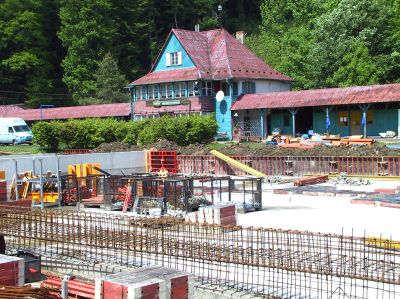 Na libotínském koupališti to zatím rozhodně nevypadá na brzký začátek letní sezony. Zatím se budoucím bazénem prohánějí místo plavců betonáři.<br/>                                     
FOTO: ILONA HOFFMANNOVÁ
