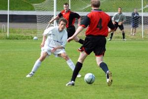 Jan Kalich z kopřivnického týmu se snaží zabránit v postupu soupeři v nedělním utkání okresního přeboru s mužstvem Trojanovice-Bystré.<br/>                                                    
FOTO: DAVID MACHÁČEK
