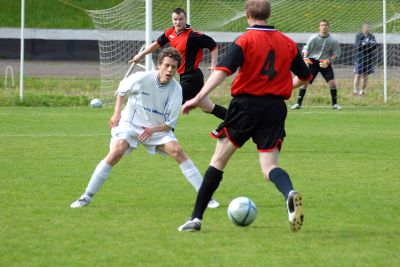 Jan Kalich z kopřivnického týmu se snaží zabránit v postupu soupeři v nedělním utkání okresního přeboru s mužstvem Trojanovice-Bystré.<br/>                                                    
FOTO: DAVID MACHÁČEK
