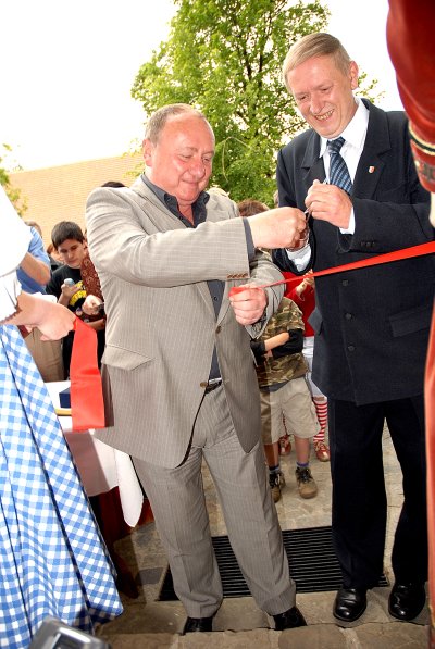 Ministr kultury Vítězslav Jandák a kopřivnický starosta Jiří Tichánek před týdnem znovu otevřeli Muzeum na Fojtství. Rekonstruovaná je budova i expozice.<br/>
FOTO: DAVID MACHÁČEK
