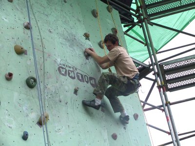 V sobotním lezeckém klání na příborském koupališti zdolalo umělou stěnu více než sedmdesát účastníků z celé republiky.<br/>
FOTO: DANA HOĎÁKOVÁ
