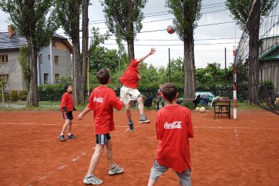 Volejbalového turnaje žáků šestých a sedmých tříd se zúčastnilo pouze pět týmů ze dvou kopřivnických základních škol.<br/>                                                                                  
FOTO: DAVID MACHÁČEK
