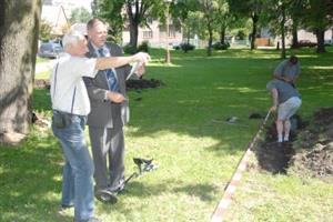Starosta Jiří Tichánek se radí s archeologem Emanuelem Greplem o místě, kde by mohla být bedna zakopána.<br/>                         
FOTO: DAVID MACHÁČEK
