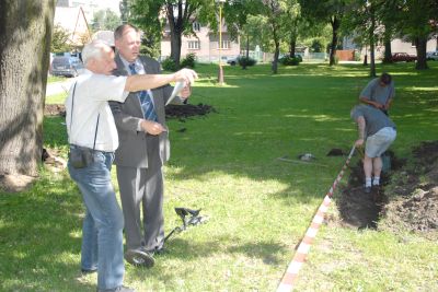 Starosta Jiří Tichánek se radí s archeologem Emanuelem Greplem o místě, kde by mohla být bedna zakopána.<br/>                         
FOTO: DAVID MACHÁČEK

