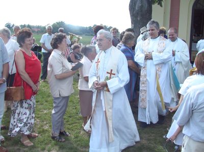 V neděli odpoledne byla vysvěcena nově zrekonstruovaná kaple Panenky Marie na příborských Pasekách a zároveň se zde konala mše za přítomnosti tří farářů.<br/>                        
FOTO: ONDŘEJ ZAPLETAL

