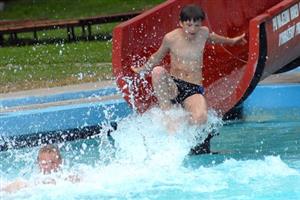 Osvěžení na koupališti je v horkých dnech vítané. Kvalita vody v bazénech je prý pravidelně kontrolována.<br/><br/>                                                                                                           
FOTO: DAVID MACHAČEK
