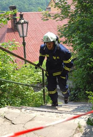 Heroické výkony předváděli profesionální i dobrovolní hasiči, kteří v sobotu soutěžili ve Štramberku. S plnou výbavou museli z náměstí vyběhnout až na Trúbu. Viz strana 3.<br/>  
FOTO: DAVID MACHÁČEK
