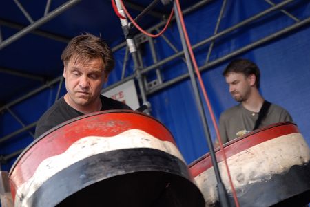 Frufru byla jednou z kapel, která bavila Kopřivničany během letního slunovratu. Evropský svátek hudby připadající na toto datum však příliš netáhl, roli asi sehrálo i počasí.<br/>       
FOTO: DAVID MACHÁČEK
