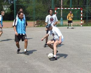 Střelec branky v dresu Bum Šankaru Milan Burget kryje míč před dotírajícím hráčem Juventusu. Tento zápas skončil spravedlivou remízou 2:2.<br/>                                                
FOTO: ONDŘEJ ZAPLETAL


