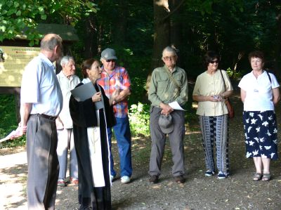 K památné Husově lípě naproti koupališti přišla ve čtvrtek 6. července v podvečer jen hrstka Kopřivničanů.<br/>                                                                                                   
FOTO: DANA HOĎÁKOVÁ
