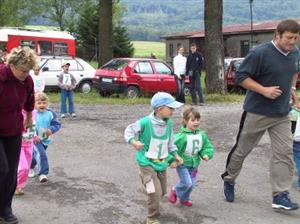 Do branného závodu předškoláků pořádaného u příležitosti přesunutého Dne dětí v Ženklavě se aktivně zapojili i rodiče.<br/>                                                                                  
FOTO: ILONA HOFFMANNOVÁ
