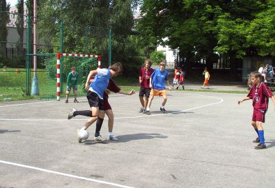 V tomto utkání při turnaji škol se střetly týmy ze ZŠ Emila Zátopka (u míče) a ZŠ 17. listopadu. Prvně jmenovaný tým zvítězil 4:0.<br/>                                                                
FOTO: ONDŘEJ ZAPLETAL
