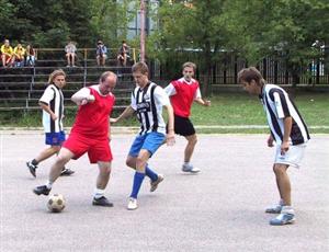 Ve čtvrtfinálovém utkání turnaje o Pohár Tatry porazili hráči Juventusu (v pruhovaném) novojičínský Optic Trade 3:2<br/>.                                                                                 
FOTO: ONDŘEJ ZAPLETAL
