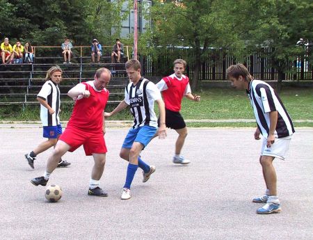 Ve čtvrtfinálovém utkání turnaje o Pohár Tatry porazili hráči Juventusu (v pruhovaném) novojičínský Optic Trade 3:2<br/>.                                                                                 
FOTO: ONDŘEJ ZAPLETAL
